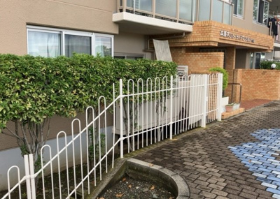 【庭】 | 本厚木リバーサイドマンション弐番館 | 物件によっては、入居者が個人的に使用できる専用庭がついているものもあります。また、住宅の中にある土間の部分を庭と呼ぶこともあります。庭の用途は住む人によって変わり、それによってデザインもさまざまです。