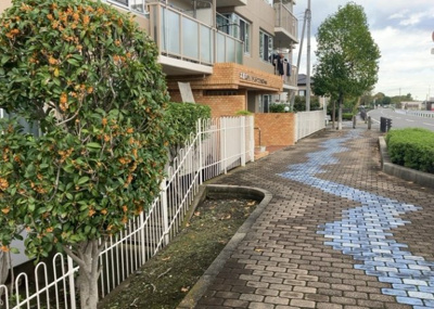 【中庭】 | 本厚木リバーサイドマンション弐番館 | 中庭（パティオ）とは、一つの建築物の内部に設けられた、壁などで囲われている庭のことを指します。コの字型、ロの字型が主流ですが、L字型の中庭もあります。最近では、インテリア性の高さからも人気があります。