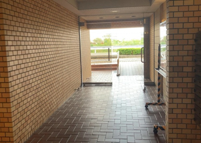 【ロビー】 | 本厚木リバーサイドマンション弐番館 | ラウンジは、マンションの共用スペースに椅子やテーブルなどを配置した利用者が寛げる空間です。屋内型ラウンジと屋外型ラウンジがあります。共用部分の管理状況と合わせて、詳細については現地でご確認ください。