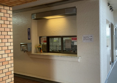 【受付】 | 本厚木リバーサイドマンション弐番館 | 受付はマンションコンシェルジュがいる場合もあれば、管理人が滞在する小部屋を総称して呼ぶことがあります。主にエントランスに設置されていることから、防犯面でも期待ができます。防犯設備がない場合はより安心！