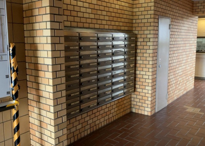 【設備】 | 本厚木リバーサイドマンション弐番館 | エントランス付近に設置されている集合ポストは、住んでいる部屋と離れているため、ポストをあさるなど誰かに何かされていても被害に気づきにくいです。入居する時には他人に特定されにくい番号で鍵をかけましょう！