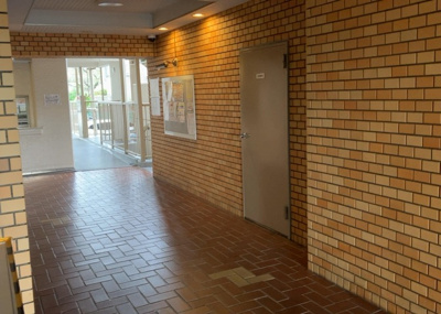 【ロビー】 | 本厚木リバーサイドマンション弐番館 | ロビーというと、エントランスと何がちがうの？と思いますよね。実はロビーとエントランスには明確な決まりはありません。物件によっては、エントランスを入って広がるある程度の広さのある空間がロビーとなります。