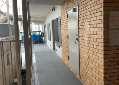 【防犯設備】 | 本厚木リバーサイドマンション弐番館 | 室内の防犯設備もチェックしましょう！モニター付きインターホンが設置されているか、防犯シャッターが設備されているか、ベランダに人が上がってきにくい高さかなどチェックしておくと入居後も安心できるでしょう。