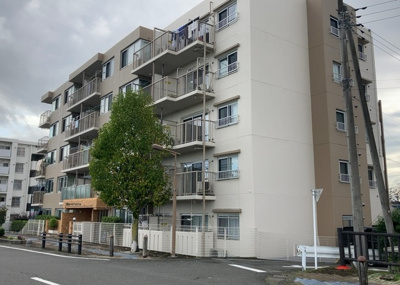 【外観】 | 本厚木リバーサイドマンション弐番館 | 隣家の土地はどうなっているのか、生活利便施設が近くにあるのか、学校まで近いかなど、お客様のライフスタイルにあわせたイメージが重要です。また、近くにあると困る施設が近くにないかも確認するといいでしょう。