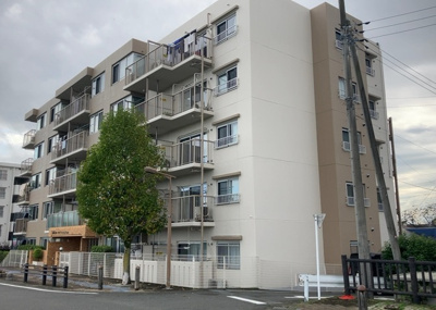 【外観】 | 本厚木リバーサイドマンション弐番館 | 眺望の良さを楽しめるダイニングキッチンで家族団らんの時間を過ごしてはいかがでしょうか。バルコニーから見える景色を家族で眺める時間は、時間が経つのを忘れてしまいそうですね。是非、現地を見に行きましょう！