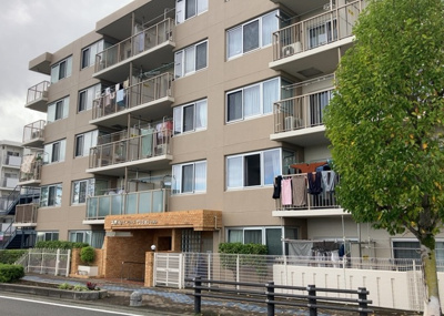 【現況写真】 | 本厚木リバーサイドマンション弐番館 | 景色重視でお家選ぶをするとスーパーが遠い！学校が遠い！など生活をするうえで利便性で困ることもあります。まず一度現地を見学する際に、周辺の施設などがあるかを確認し、暮らし始めた後のことを想像しましょう。