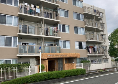 【現況写真】 | 本厚木リバーサイドマンション弐番館 | 道幅が広い場所は日当たりや風通が良好です。幅が広いのですれ違いも可能ですし大きな車でも駐車可能！一方で、大型車が通ることも多くなるため交通量の増加により騒音に繋がります。また土地の値段が高くなります。