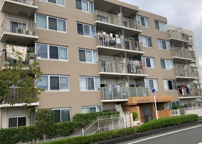 【構造・工法・仕様】 | 本厚木リバーサイドマンション弐番館 | ＲＣ造、Reinforced Concreteは直訳すると補強されたコンクリートです。主に柱や梁・床・壁が鉄筋とコンクリートで構成おり、鉄筋を組んだ型枠にコンクリートを流し込んで固めたものを指します。