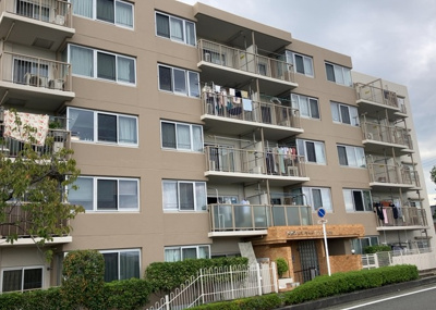 【外観】 | 本厚木リバーサイドマンション弐番館 | ＳＲＣ造は強度や耐震性の面でもRC造と比べて優れています。そのため、10階建以上の高層または超高層マンションなどの建築にも多く採用されています。柱や梁などのサイズが小さくても高い耐震性を確保できます。