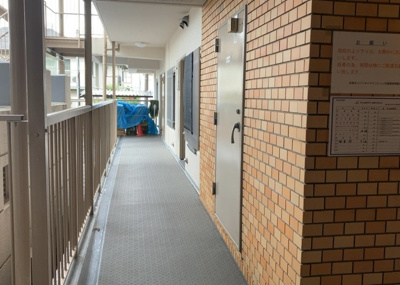 【玄関】 | 本厚木リバーサイドマンション弐番館 | 玄関は家の顔でもあり、家族以外の目にも止まる場所です。玄関は外との間を仕切る扉、靴などをしまっておく収納スペース、靴脱ぎのたたきスペース、来客とのやり取りをするドアホンなど複数のアイテムからなります。