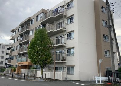 【外観】 | 本厚木リバーサイドマンション弐番館 | 外観はマンション管理がされているかの目安になります。築年数が古いと、壁面は劣化してひび割れが生じることも！建物が古びていても細かいところが修繕されていると、きちんと管理されているなぁと感じるでしょう。