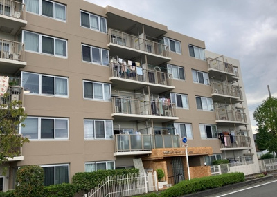 【外観】 | 本厚木リバーサイドマンション弐番館 | 一般的なバルコニーは、奥行1.5ｍ程ですが、ワイルドバルコニーは2ｍまで広がっています。そのため洗濯物の間隔をあけ干すことができ、乾きやすいというメリットや、ガーデニングが楽しめる等の特徴があります。