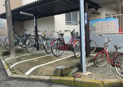 【駐車場】 | 本厚木リバーサイドマンション弐番館 | 車一台あたりに必要なスペースは、標準サイズの普通自動車で横幅2m50cm、長さ5mは必要になります。ただし、乗降のことも考慮して横幅3m30cm、長さ5m50cmほどは確保できるところを選びましょう。