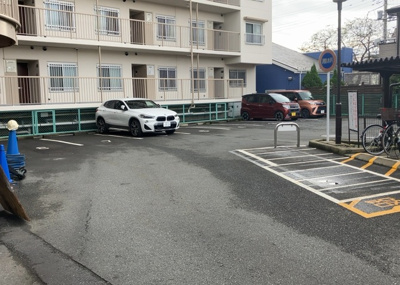【駐車場】 | 本厚木リバーサイドマンション弐番館 | 駐車場と明記されていても、最小スペースでつくられた駐車場だと大型車は駐車できなかったり、出入りしにくくなったりする可能性があります。お車のサイズと購入したい物件の駐車場のサイズを現地で確認しましょう。