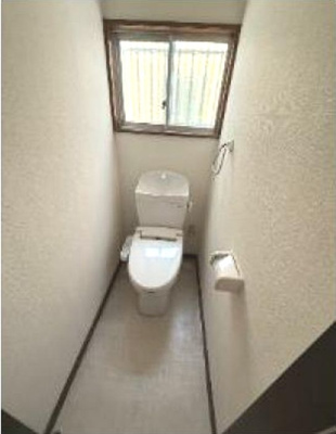 【トイレ】 | 西尾久1丁目戸建 | 温水洗浄便座付きのトイレです