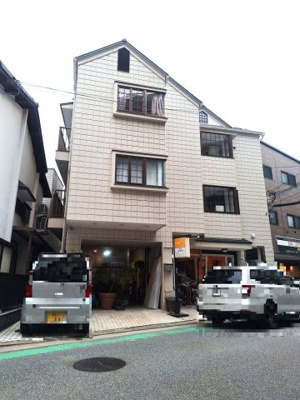 【外観】 | シャトー甲陽 | 店舗前スペースには軽自動車も駐車可能