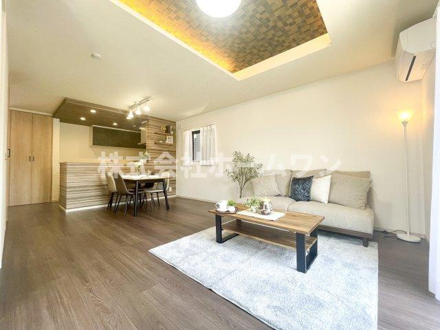 青梅市千ヶ瀬町　中古戸建の居間・リビング|おしゃれなリビングです