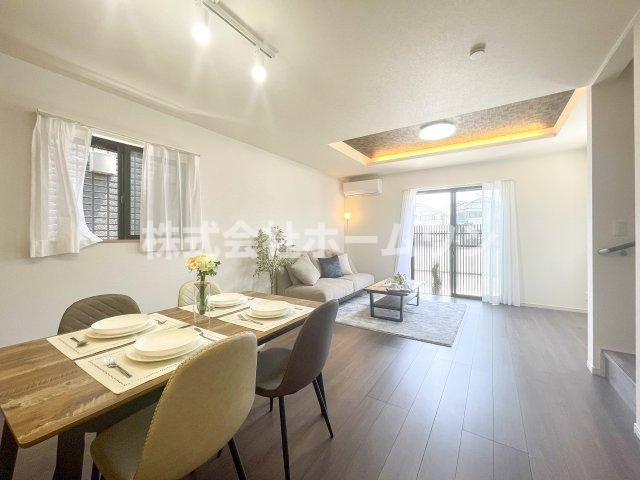 青梅市千ヶ瀬町　中古戸建の居間・リビング|ゆったり過ごせるリビングです