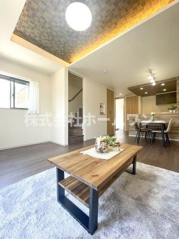 青梅市千ヶ瀬町　中古戸建の居間・リビング|こちらのリビングで趣味の時間をお楽しみください