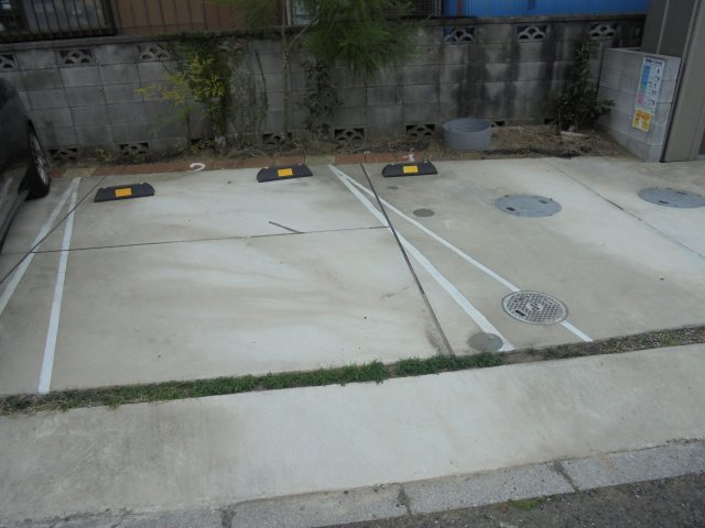 メゾンフルールの駐車場