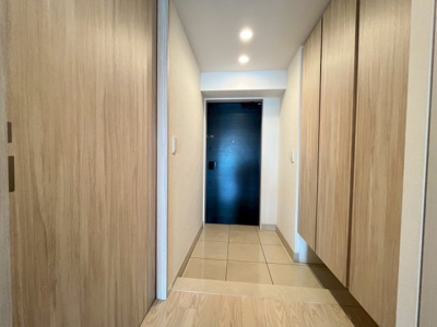 【玄関】 | 大阪ベイレジデンス | 白を基調としており、入り口も明るくなっています
シューズボックスと物入があり収納スペース抜群