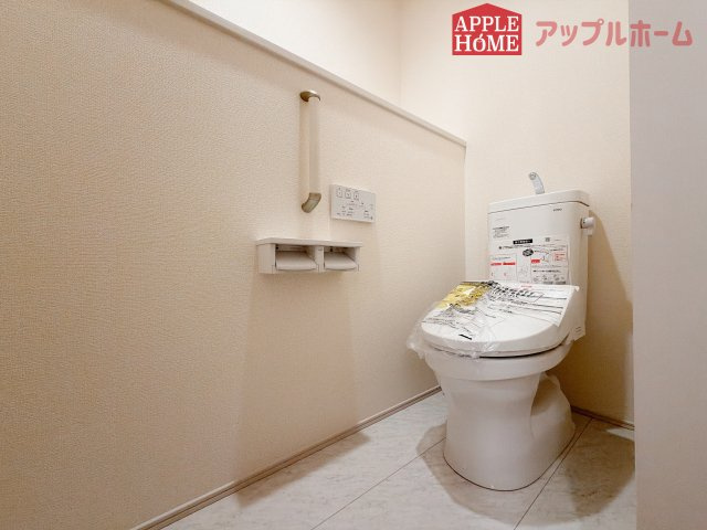 【新築戸建】行田市棚田町3丁目 全3棟のトイレ|白を基調とした清潔感のある明るい空間。温水洗浄便座付きで、毎日快適・清潔に使用できます。操作しやすい壁面リモコンを採用しています。