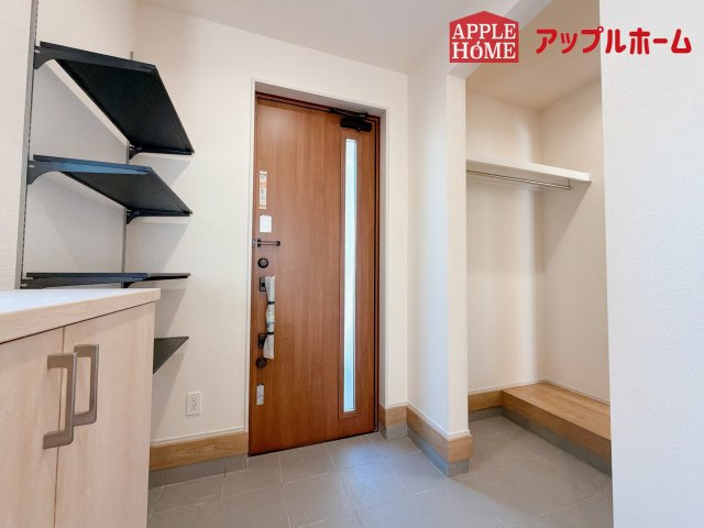 【新築戸建】行田市棚田町3丁目 全3棟の玄関|ご家族皆様の靴やお手入れ用品を収納できる収納棚を設置！お家に出会う人々を迎える玄関だからこそ、常に整理整頓しておきたいですね♪