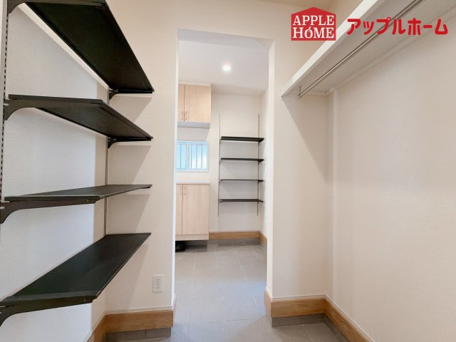 【新築戸建】行田市棚田町3丁目 全3棟の玄関|住まう人も来客も入った時にワクワクさせてくれるオシャレな玄関♪収納もたっぷりあるので、靴がたくさんあっても安心！