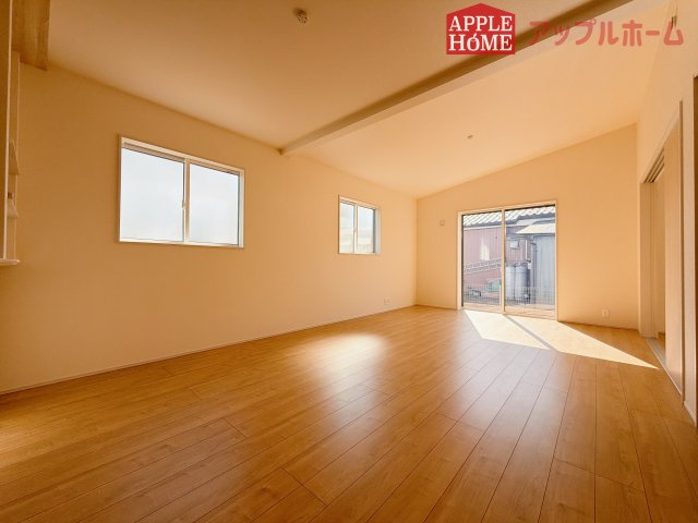 【新築戸建】行田市棚田町3丁目 全3棟の居間・リビング|窓から差し込む光で家族を温かく包み込みます。明るいリビングで子育てする喜びを☆いつでも見学可能です！