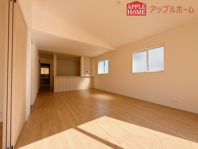 【新築戸建】行田市棚田町3丁目 全3棟の居間・リビング|広々リビング×対面キッチンで家族の会話も弾みます♪家族団らんの秘訣は間取りにあり☆夢のマイホームを一緒に叶えましょう！