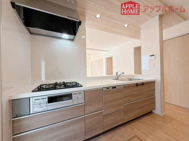 【新築戸建】行田市棚田町3丁目 全3棟のキッチン|キッチンから部屋中が見守れるので、小さなお子様がいるご家庭でも安心です。シンプル×ナチュラルな温かい空間は、どんなスタイルの家具も合わせやすいお部屋です。