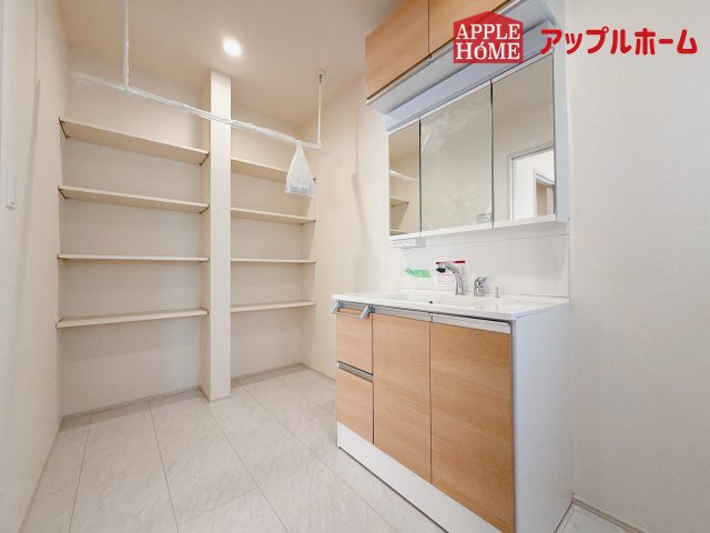 【新築戸建】行田市棚田町3丁目 全3棟の独立洗面台|三面鏡付きの洗面化粧台ですので、たっぷりと収納いただけます。白を基調とした清潔感のある快適空間です。毎日の身支度も気持ち良くお使い頂けます！！室内物干しも完備♪