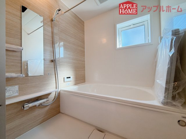 【新築戸建】行田市棚田町3丁目 全3棟の浴室|窓付きのバスルームは、採光もあり明るく気持ちの良い空間です。窓があることで、換気環境も良好。掃除もスムーズに出来ます