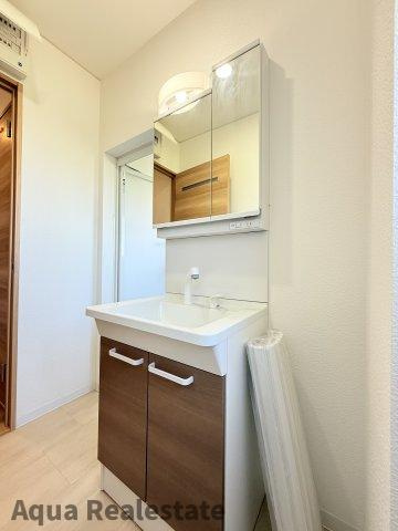 高松市香西東町リノベーション住宅の独立洗面台|独立洗面台、朝の身支度には欠かせません