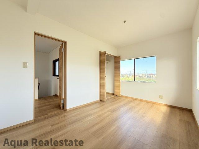 高松市香西東町　リノベ住宅の寝室|広くて明るい寝室