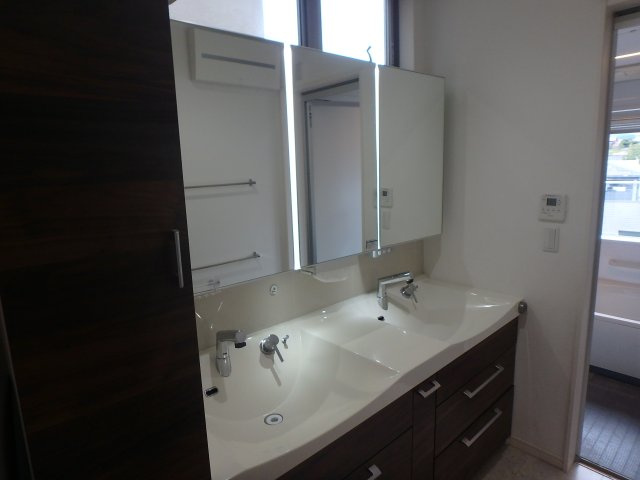 上甲東園3丁目　戸建の独立洗面台