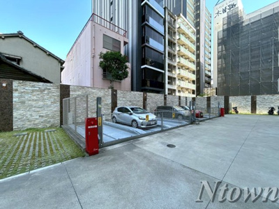 【駐車場】 | FIRST RESIDENCE SAKAE(ファーストレジデンス栄) | 駐車場に車を止められます