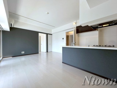 【居間・リビング】 | FIRST RESIDENCE SAKAE(ファーストレジデンス栄) | こちらのリビングで趣味の時間をお楽しみください