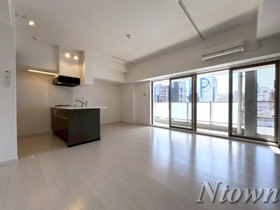 【居間・リビング】 | FIRST RESIDENCE SAKAE(ファーストレジデンス栄) | こちらのリビングで趣味の時間をお楽しみください