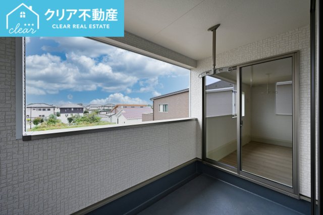 【バルコニー】 | 邑楽町中野第4　クレイドルガーデン | 屋根付きワイドバルコニーなので、急な雨の時も安心♪竿受けも設置済み！