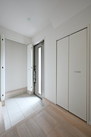 【玄関】 | 邑楽町中野第4　クレイドルガーデン | 大型のシューズボックスがあるので、家族全員の靴をしっかり収納！玄関スッキリ！