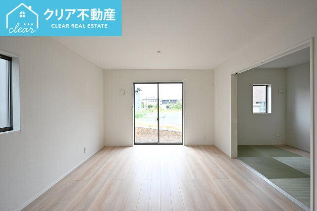 【居間・リビング】 | 邑楽町中野第4　クレイドルガーデン | 日当たりがよく広いリビングは家族が自然と集まる居心地の良い空間です♪