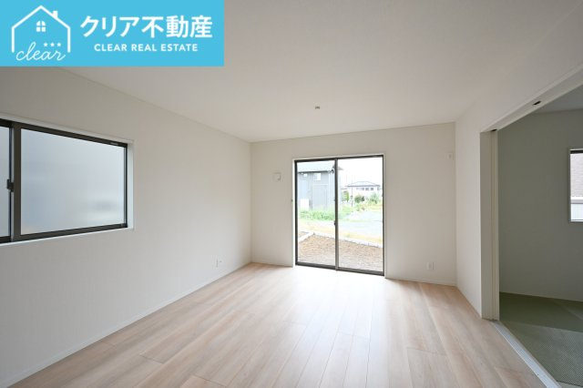 【居間・リビング】 | 邑楽町中野第4　クレイドルガーデン | 大型ＴＶも余裕で置けちゃう！ワイドなリビングで家族団らんの時間も増えそうですね♪