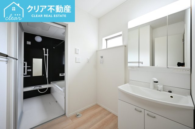 【独立洗面台】 | 邑楽町中野第4　クレイドルガーデン | 3面ミラーの後ろは収納スペースを完備。生活感のあるものは隠して、スッキリシンプルな洗面台に！