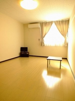 【居間・リビング】 | レオネクストベルシオン | 1Fはフローリング・2Ｆ絨毯。同タイプの物件写真です。