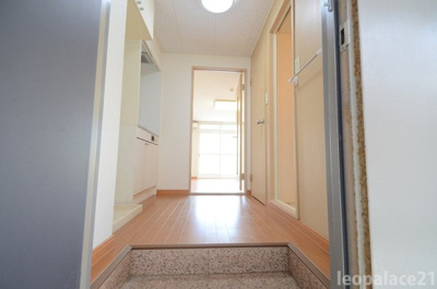 【玄関】 | レオパレス栄 | 物件同タイプの写真です。