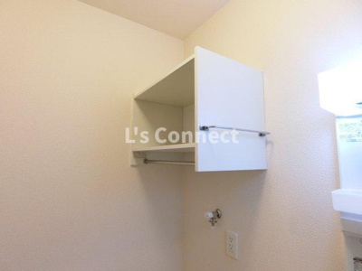 【設備】 | レガーロ | 洗濯機置き場の上にも棚があります。