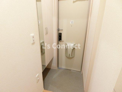 【玄関】 | レガーロ | 背の高い下駄箱には鏡付きで身だしなみチェック。