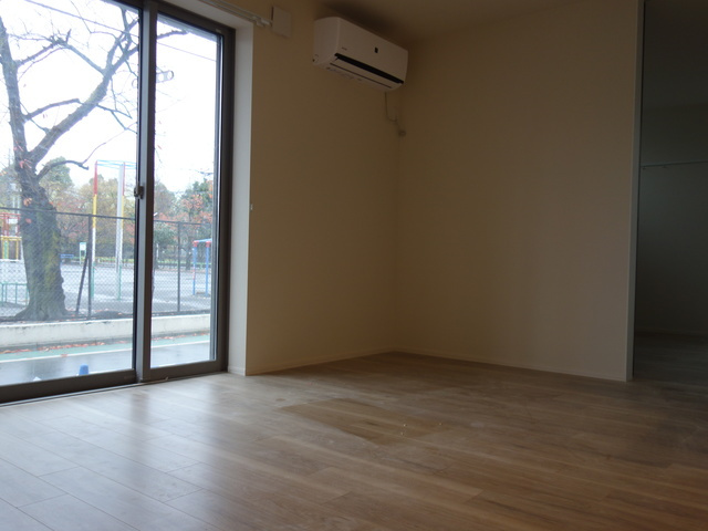 メゾン　ド　フルールの居間・リビング|13帖のリビング