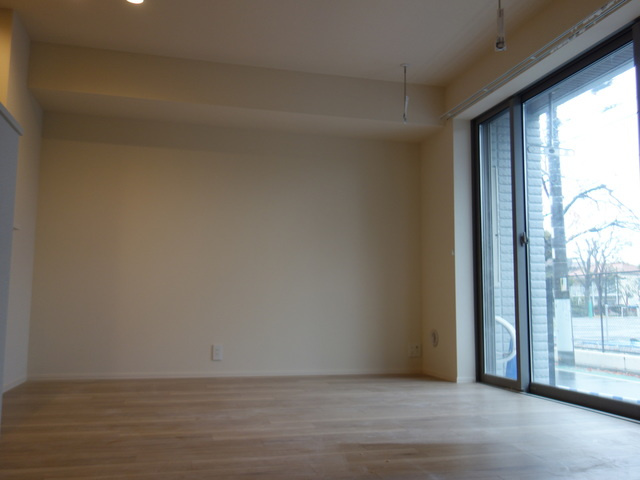 メゾン　ド　フルールの居間・リビング|白ベースの明るいお部屋